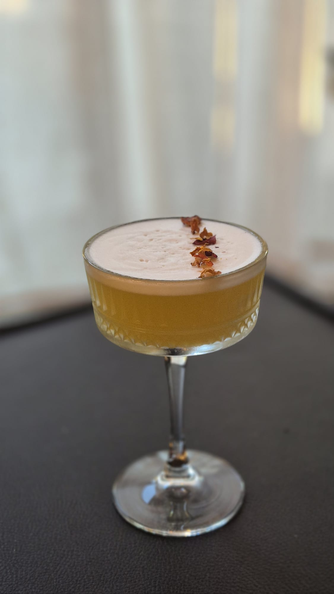 Cocktail d'autore servito in terrazza ad Antico Portale, Valdambra