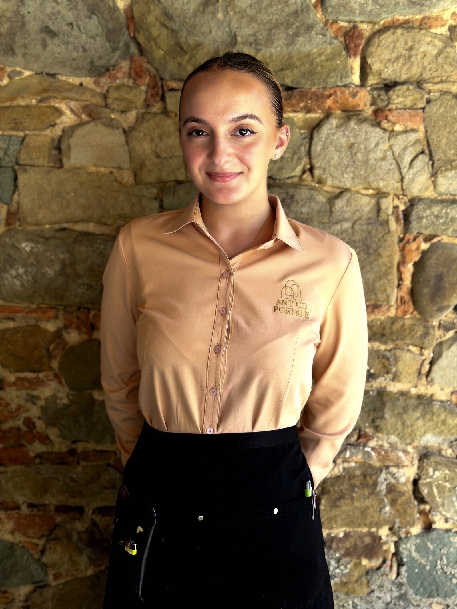 Ionela, accoglienza e bartender del ristorante gourmet Antico Portale in Valdambra